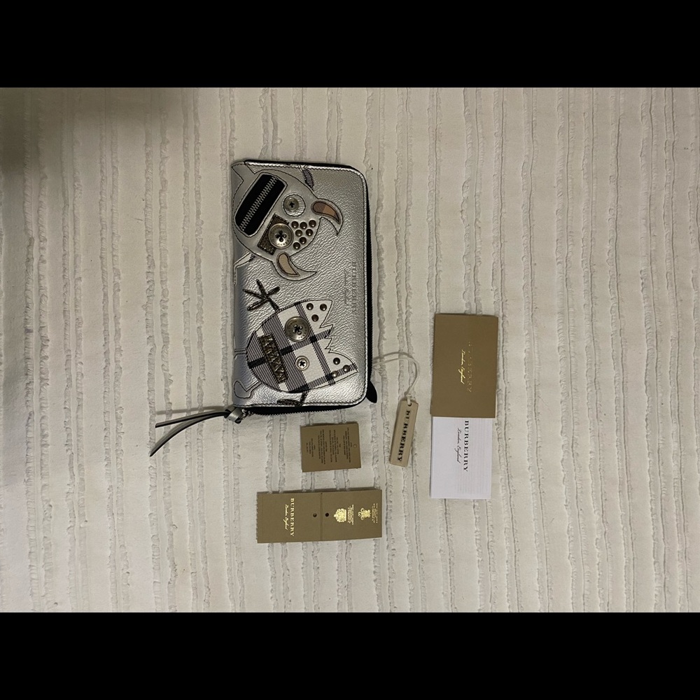 Women Burberry purse